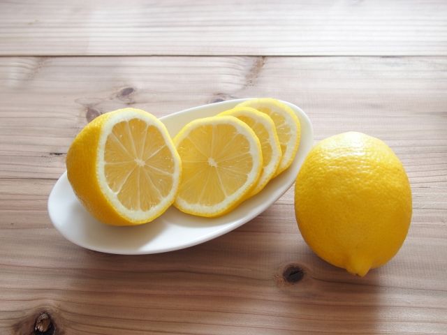 レモンを100％使い切る！温活をしながらアンチエイジングやダイエットにも効果がある経済的な健康法！